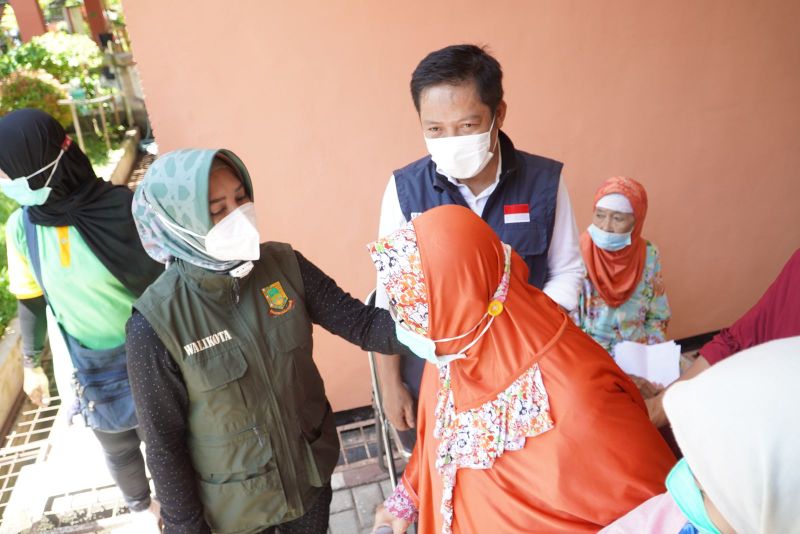 Wali Kota Ning Ita saat meninjau penyerahan bantuan program sembako tunai senilai Rp. 200 ribu perbulan di kantor Kecamatan Prajurit Kulon, Jumat (4/3/2022) siang.