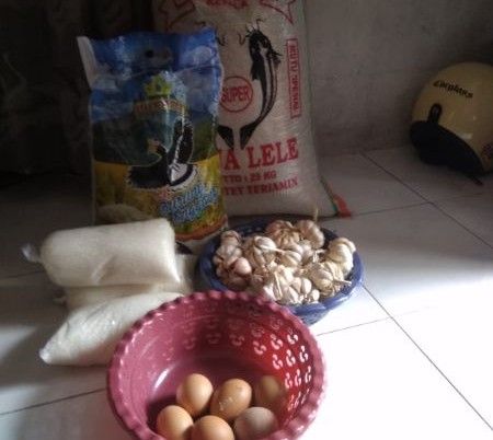 Salah satu kelompok penerima manfaat didusun Dengka ,Desa Dharma Tanjung yang sembako dengan harga Rp.600 ribu.