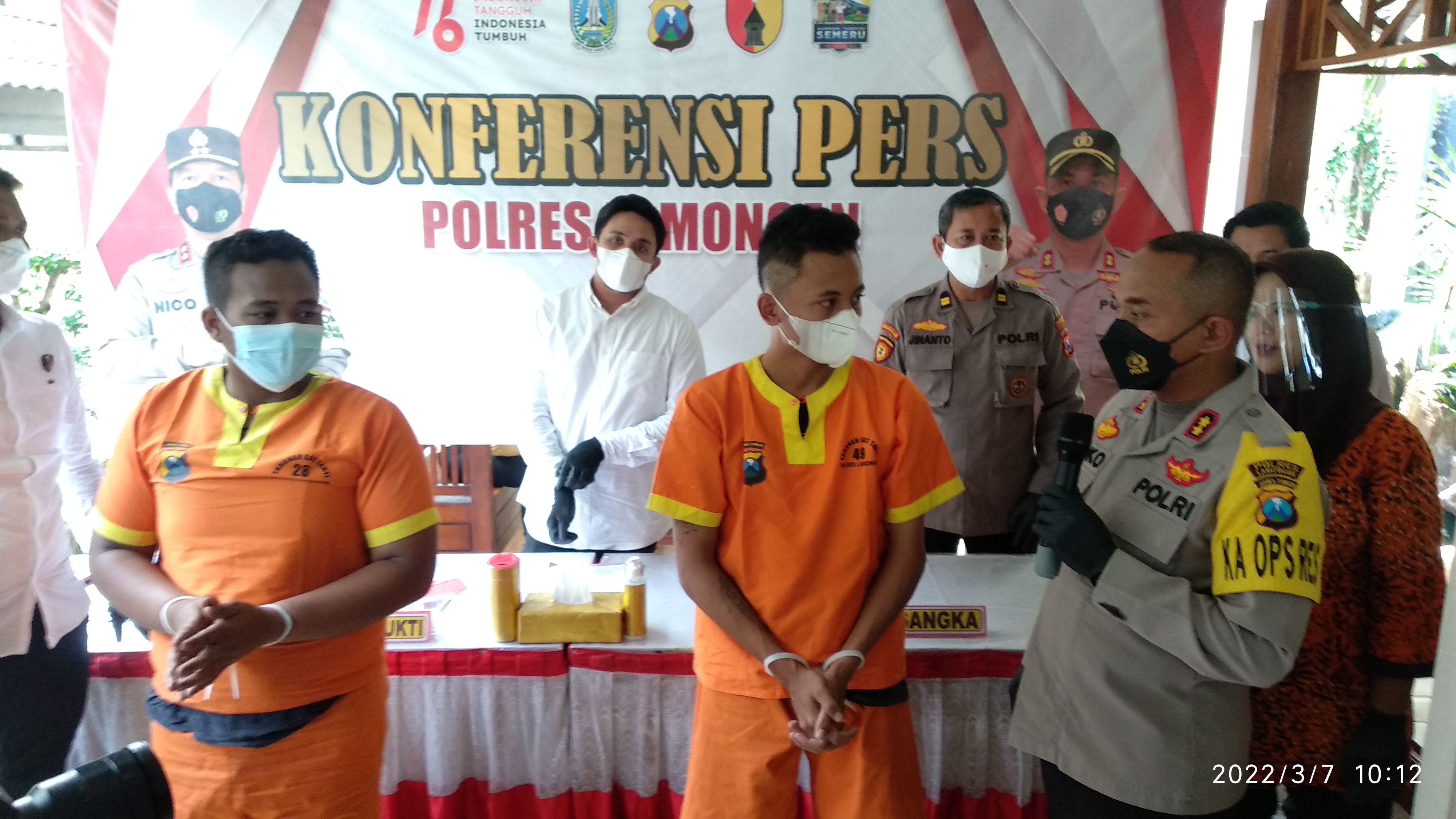 Kapolres AKBP Miko Indrayana saat menanyai langsung pelaku penganiaya saat jumpa pers di Mapolres Lamongan.

FOTO:SP/MUHAJIRIN