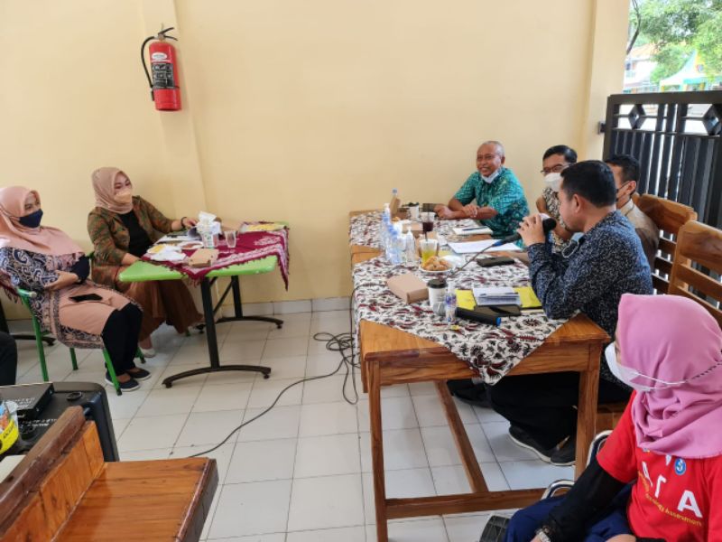 Suasana ketika diskusi mengenai Perlindungan Hak Disabilitas berlangsung di cafe INCLUSI.