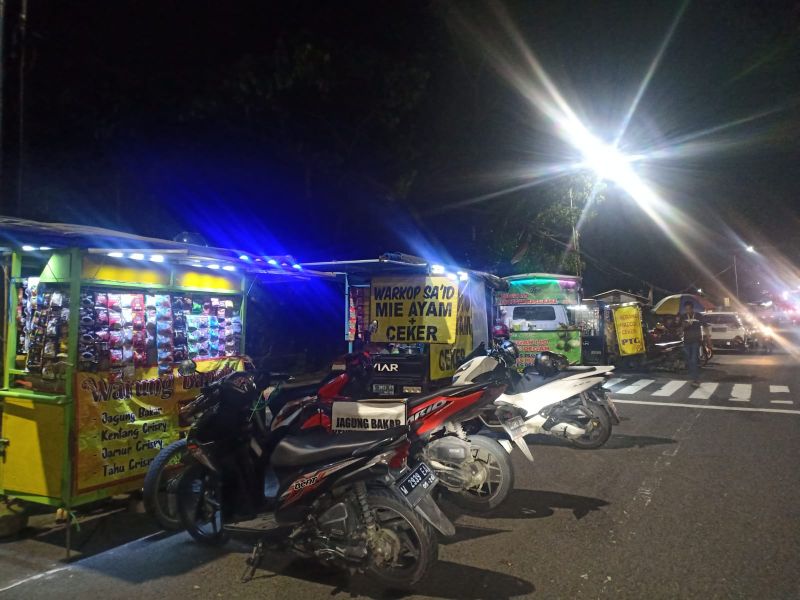 Para pedagang di sekitar Waduk Unesa.