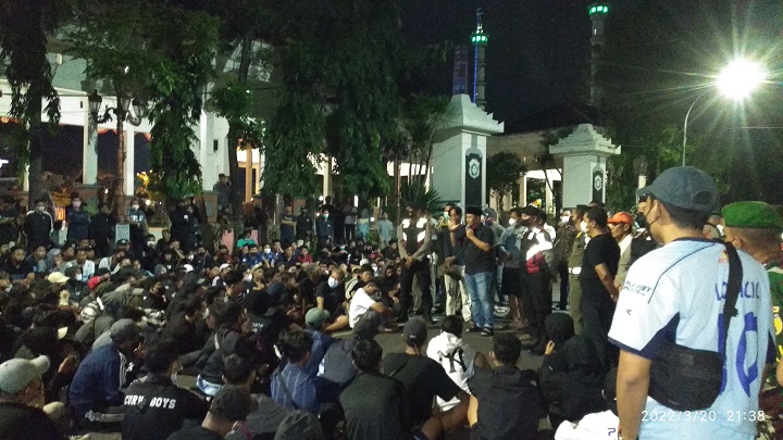 Yunan Achmadi mewakili manajemen menemui suporter di depan Pendopo Bupati Lamongan. SP/MUHAJIRIN KASRUN