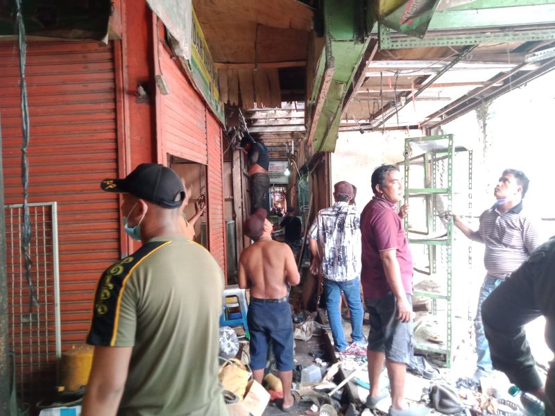 Pembongkaran yang dilakukan  di TPS Pasar Turi oleh pedagang.
