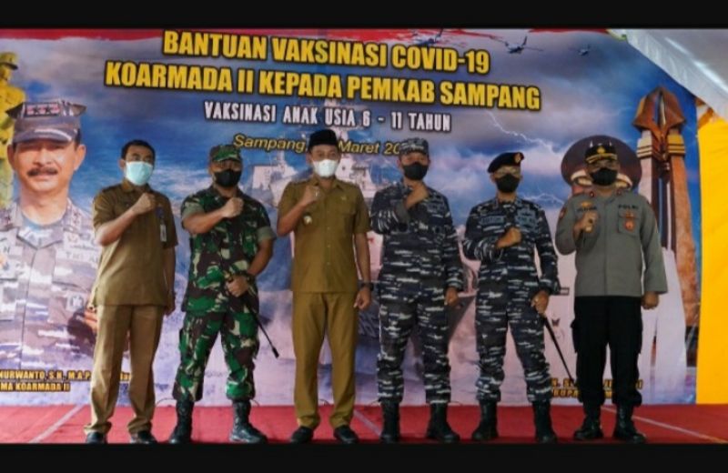 Koarmada II) bekerjasama dengan Pemkab Sampang, Madura, Jawa timur  menggelar  vaksinasi di Kecamatan Camplong, Selasa (22/3/2022).