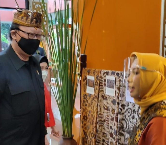 Tjahjo Kumolo saat mengunjungi Galeri batik dan sepatu Dekranasda Kota Mojokerto di Mal Pelayanan Publik (MPP) Gajah Mada.