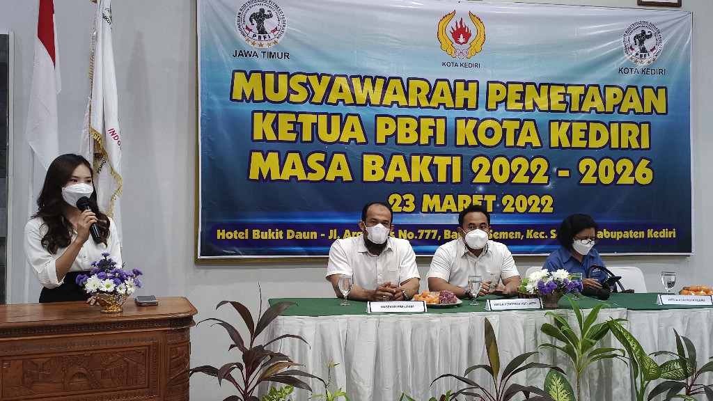 Dewan Penasehat PBFI Kota Kediri, Regina Nadya Suwono saat memberikan sambutan di depan para atlit serta pengurus PBFI