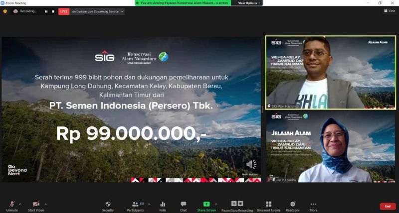 General Manager of Corporate Communication SIG, Rori Hastomo menyerahkan bantuan 999 bibit pohon secara virtual kepada Direktur Development dan Marketing YKAN, Ratih Loekito (layar bawah), Rabu (23/3).
