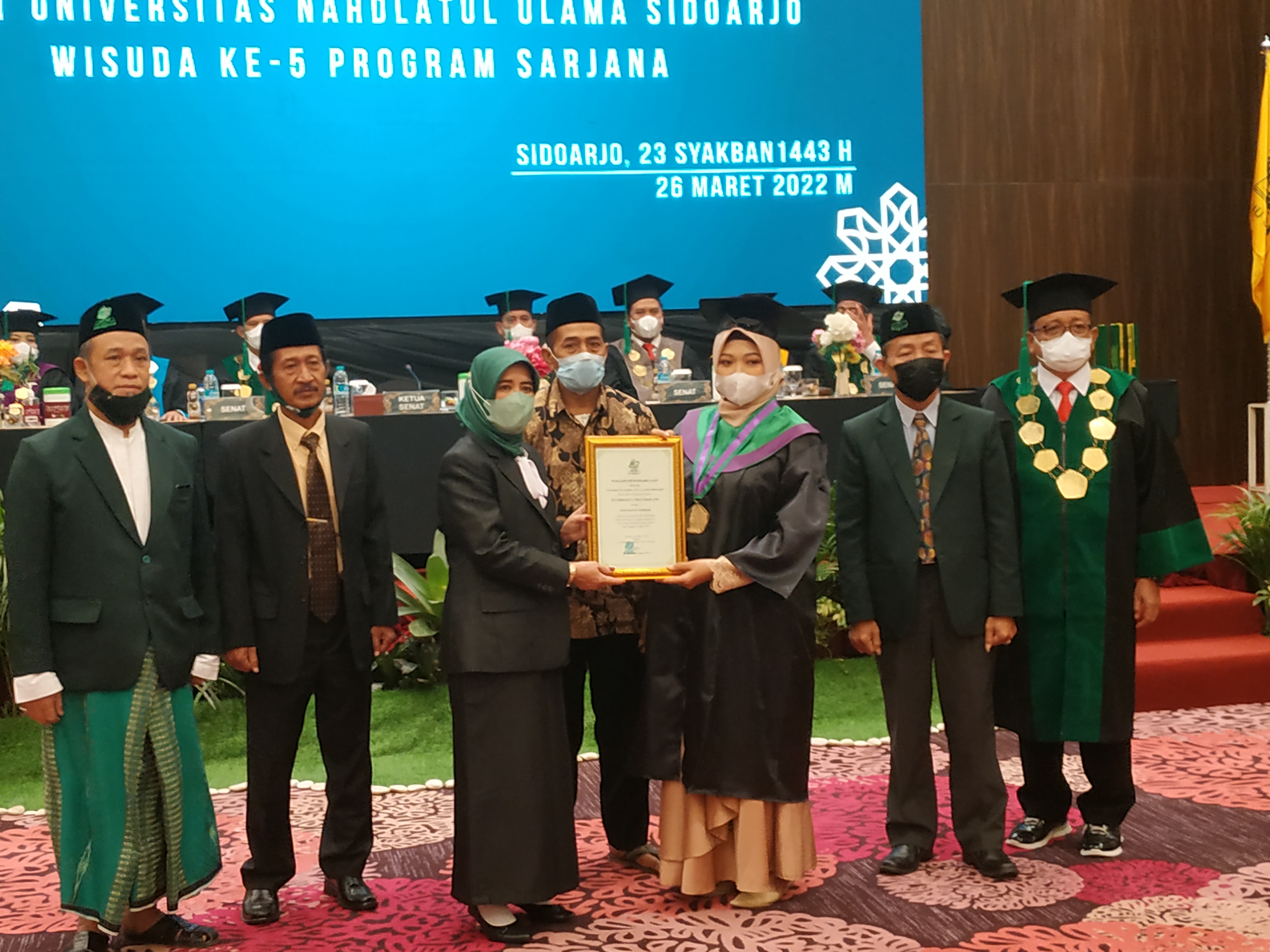 Rektor bersama pimpinan PC NU Sidoarjo dan wisudawati terbaik 