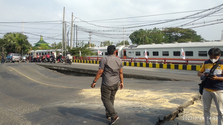Jembatan ambles bagian tengah, untuk sisi kanan dan kiri masih bisa di lewati, meski harus hati-hati. SP/MUHAJIRIN KASRUN