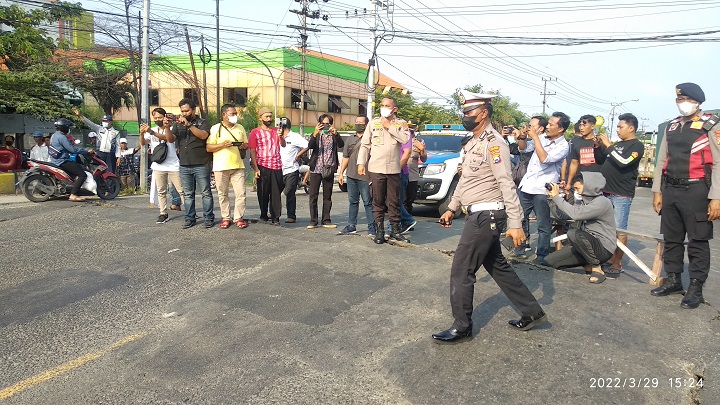 Kapolres Lamongan saat turun langsung melihat jembatan yang ambles. SP/MUHAJIRIN KASRUN