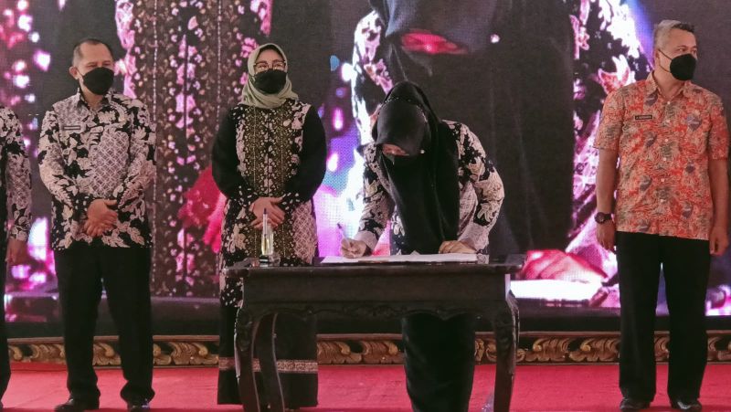Ketua DPRD Kabupaten Mojokerto Ayni Zuroh saat menandatangani dokumen Musrenbang RKPD Kabupaten Mojokerto tahun 2023.
