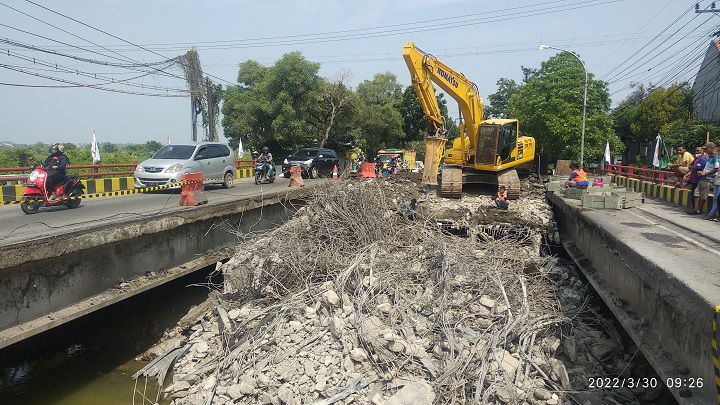 Alat berat terus bekerja untuk membongkar jembatan yang ambles akibat tidak bisa menahan tonase yang kian hari semakin terkendali. SP/MUHAJIRIN KASRUN