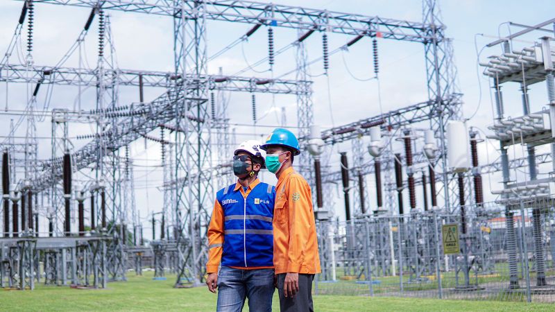 Petugas melakukan pengecekan di PLN unit Induk di Bali.