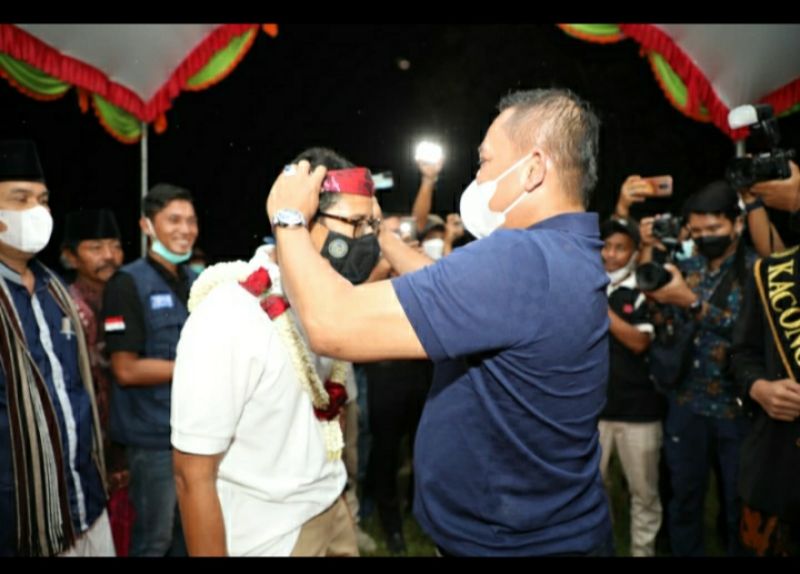 Bupati Sampang H.Slamet Junaidi menyambut Menparekraf Sandiaga Uno dengan mengalungkan bunga.