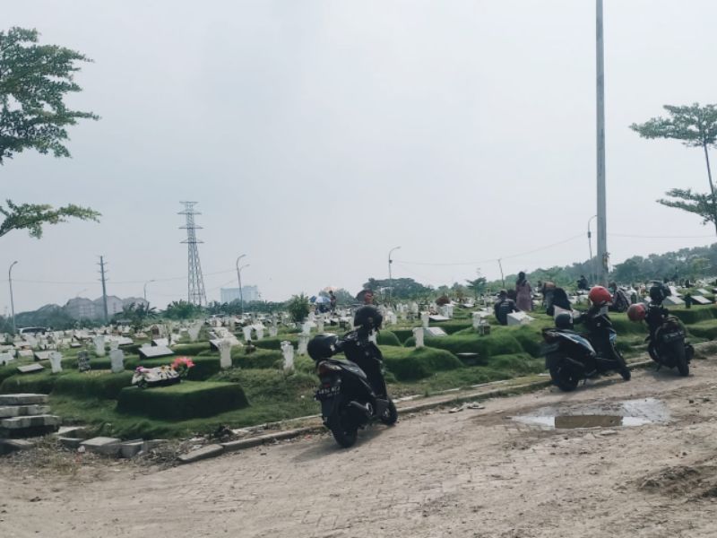 Tampak para perziarah ramai di TPU Keputih.