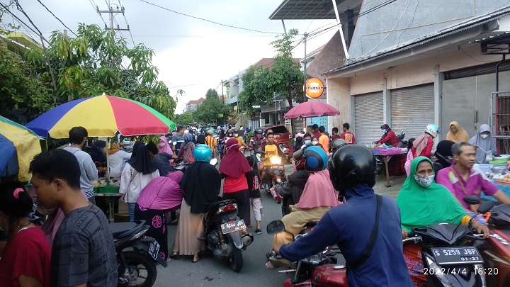 Ramai dan harus antrian warga berburu takjil dan menu buka bersama. SP/MUHAJIRIN KASRUN