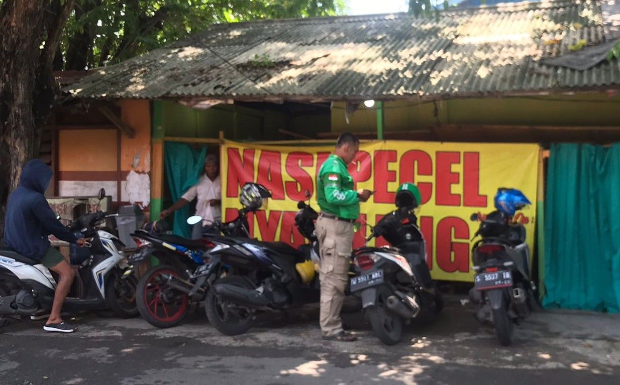 Terlihat Warung Makan Nasi Pecel Nyamleng tetap buka, Senin (4/4/2022.