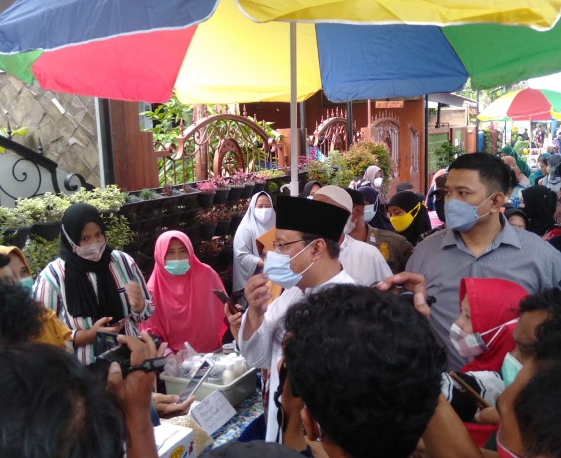 Gus Ipul ketika membuka Pasar takjil Pokdarwis Kampung Bunga Purworejo, Minggu (3/4).