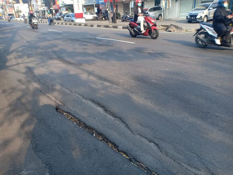 Jalan bergelombang di Wiyung yang membahayakan pengguna jalan.
