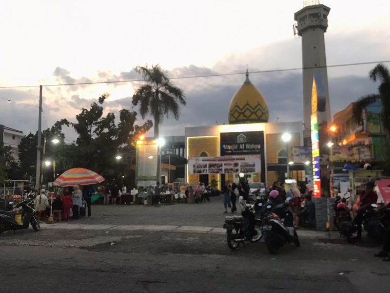 Terlihat penjual makanan di depan masjid Al Wahyu Rungkut Menanggal.