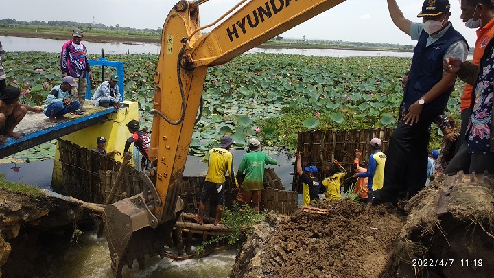 Bupati Lamongan saat ikut mengomando penanganan tanggul waduk Rancang yang jebol. SP/MUHAJIRIN KASRUN