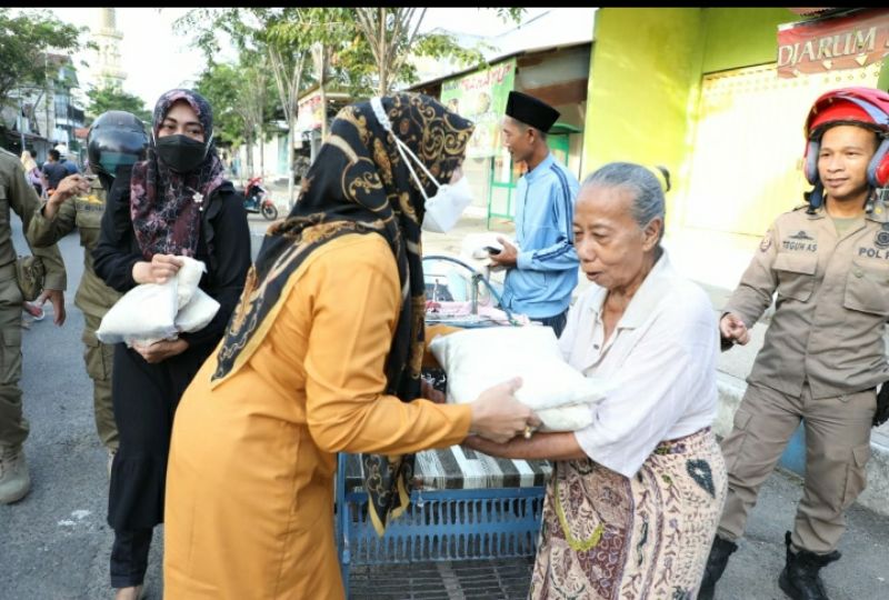 Hj Mimin Istri Bupati Sampang H Slamet Junaidi berbagi kepada wong cilik