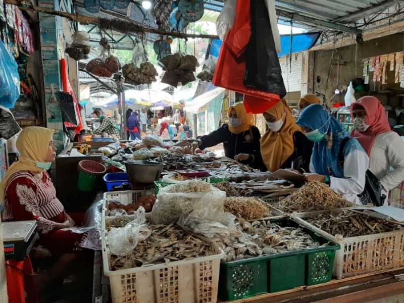 Pedagang bahan pokok di Pasar Ki Lemah Duwur Bangkalan.