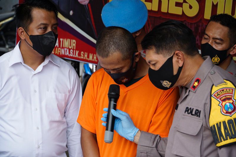 Tersangka saat dirilis depan wartawan, Senin (11/4/2022).