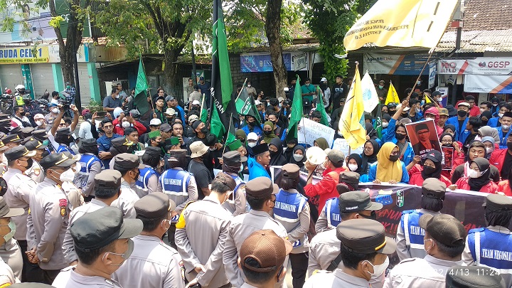 Mahasiswa saat demo di depan gedung DPRD Lamongan. SP/MUHAJIRIN KASRUN