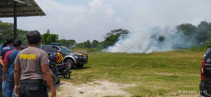 Pihak kepolisian saat meledakkan puluhan ribu petasan di lapangan tembak Kodim Jln Kapten Syafitri.