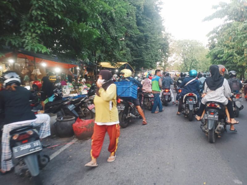 Suasana di Pasar Ploso Surabaya di jam pulang kerja.