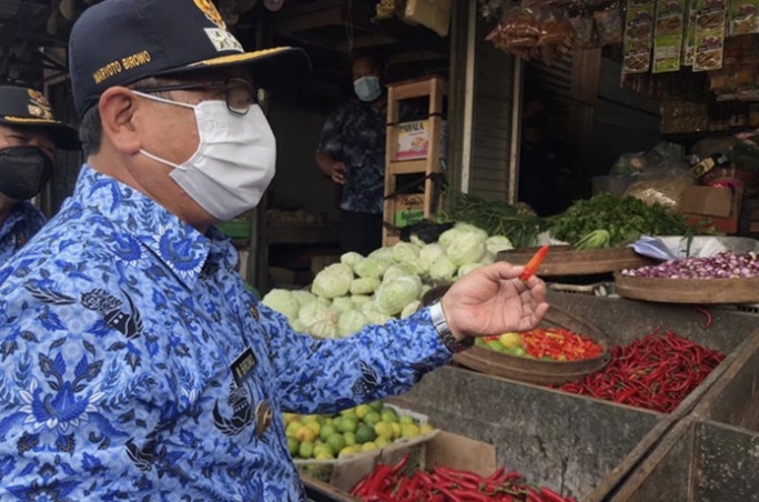 Bupati Tulungagung Maryoto Birowo saat melakukan sidak harga bahan pokok di Pasar Ngemplak Tulungagung