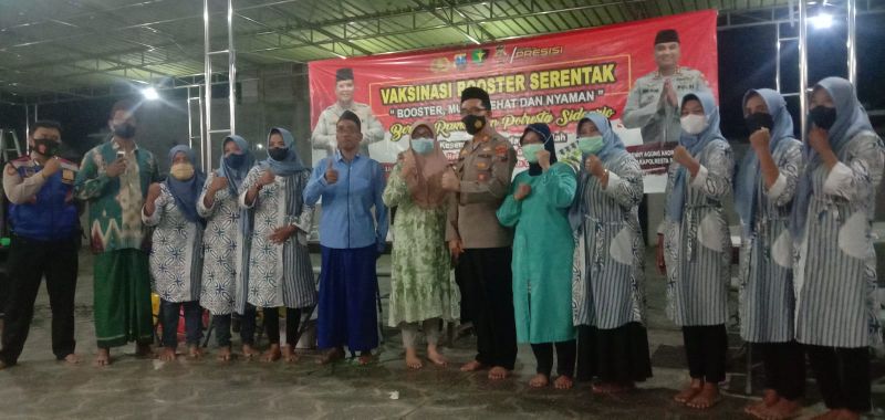 Kapolsek Jabon beserta petugas melaksanakan giat vajsinasi booster. Foto SP/Hikmah