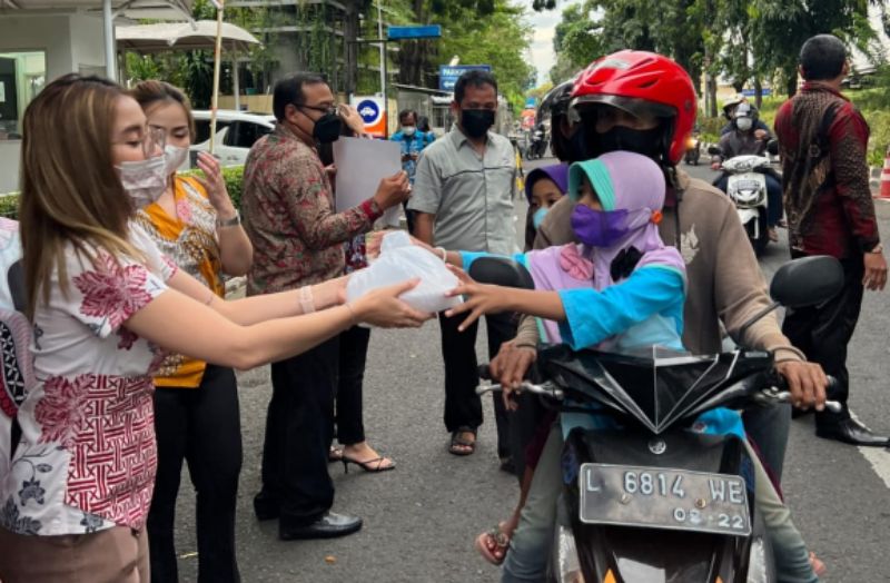 PT Midtou Aryacom Futures berbagi berkah Ramadan dengan melakukan pembagian takjil, Senin (18/4/2022). 