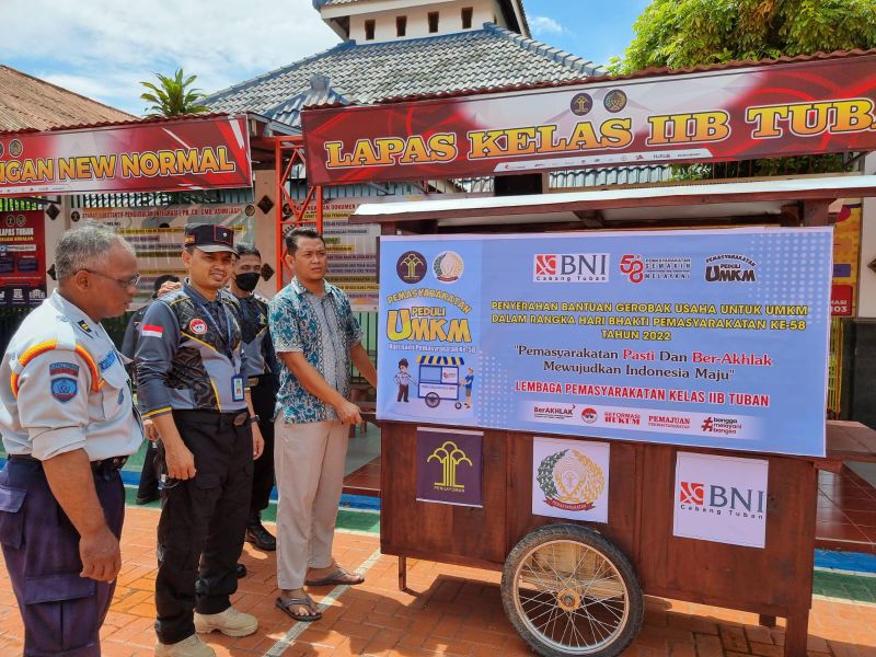 Kalapas Tuban, Siswarno saat menyerahkan bantuan gerobak usaha kepada warga.