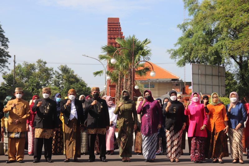 Memperingati Hari Kartini, seluruh karyawati Pemerintah Kabupaten  Mojokerto mengikuti apel pagi bersama memakai baju kebaya. 