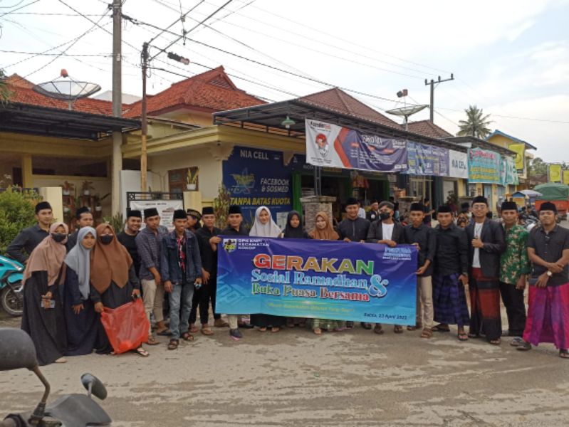 KNPI Kokop usai bagi-bagi takjil di pertigaan pasar Dupok kecamatan Kokop