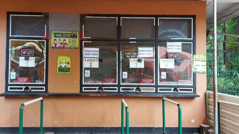 Loket pembayaran Kebun Binatang Surabaya.
