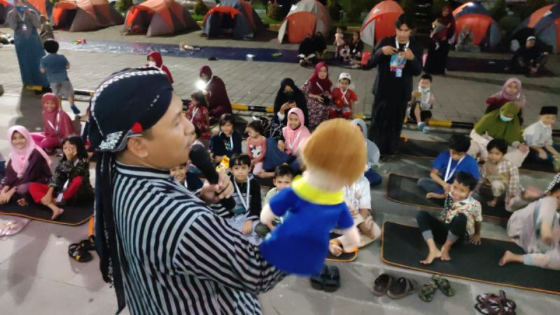 Suasana Kemah Dakwah Keluarga yang diwarnai penyampaian materi dengan cara mendongeng kepada anak-anak peserta. 
