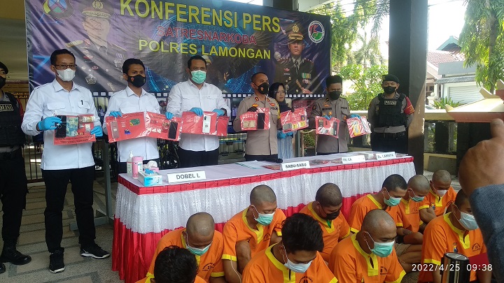 Kapolres dan Kasatnarkoba Polres Lamongan saat menunjukan barang bukti hasil tangkapan kasus narkoba. SP/MUHAJIRIN KASRUN