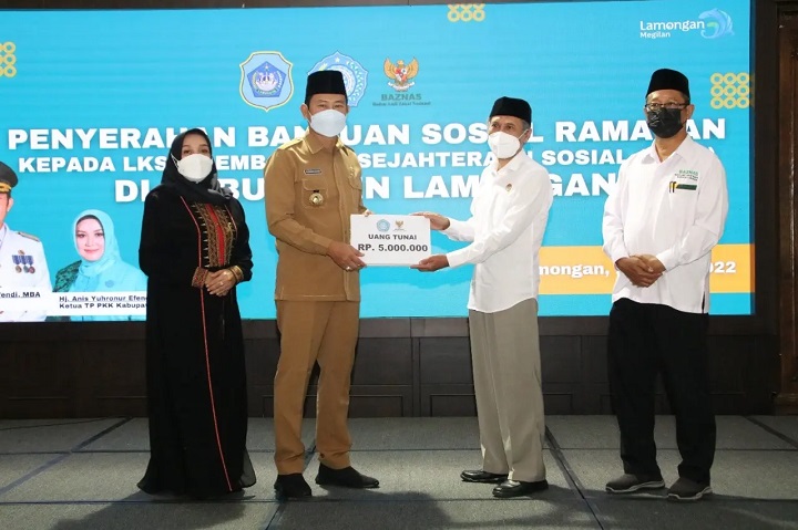Bupati saat menyerahkan bantuan secara simbolis ke pembina LKSA di Pendopo. SP/MUHAJIRIN KASRUN