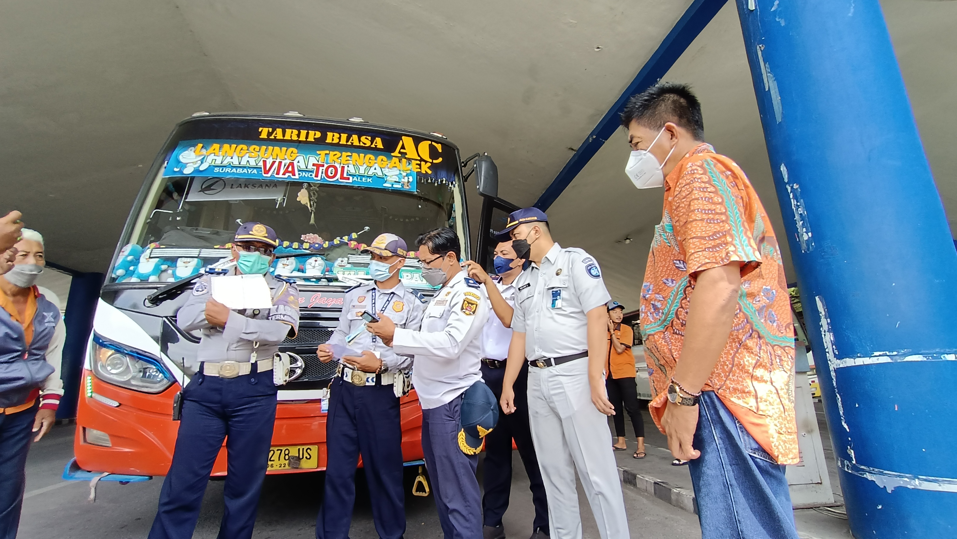 Petugas gabungan dari Dishub, Jasa Raharja dan Kepolisian melakukan pengecekan kendaraan angkutan