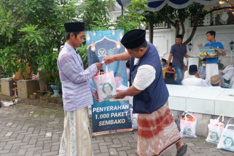 Suasana Buka puasa bersama dan penyaluran paket sembako.