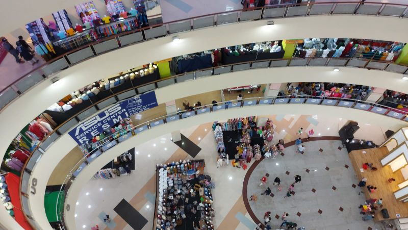 Suasana mall ITC menuju Lebaran.