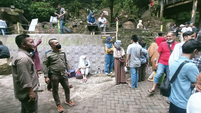 Kepala Disparpora Kabupaten Mojokerto Norman Don Handito saat sidak ke lokasi wisata air terjun Dlundung.