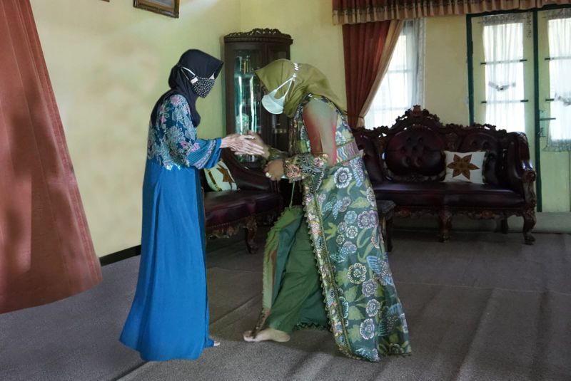 Mojokerto - Wali Kota Mojokerto Ika Puspitasari melakukan tradisi sowan ke kediaman Wali Kota Mojokerto periode sebelumnya (2013-2018), KH. Mas'ud Yunus.