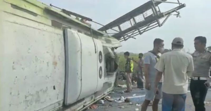 Kondisi bus usai  menabrak tiang.