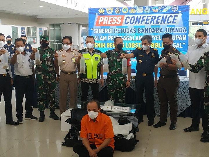 Tersangka penyelundupan BBL yang diamankan. SP/Sugeng Purnomo