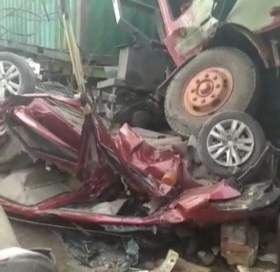 Kondisi truk kontainer dan minibus setelah terjadi kecelakaan hebat di pertigaan Bungah, Gresik.
