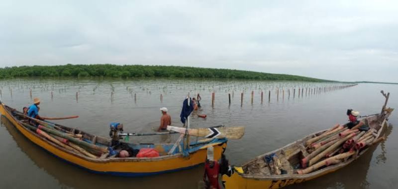 Aktivitas nelayan di Kabupaten Pasuruan.